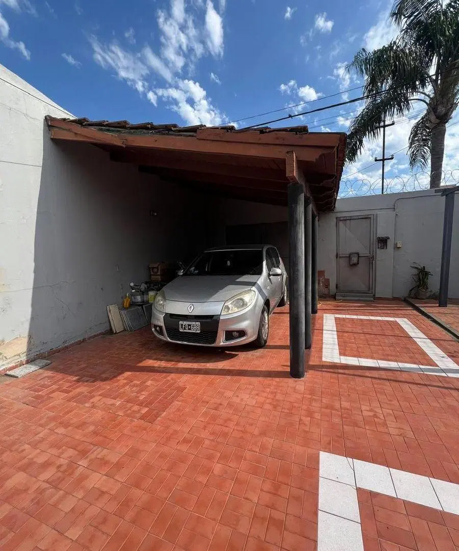 Casa con Amplio Terreno y Pileta en Barrio Mayoraz 5