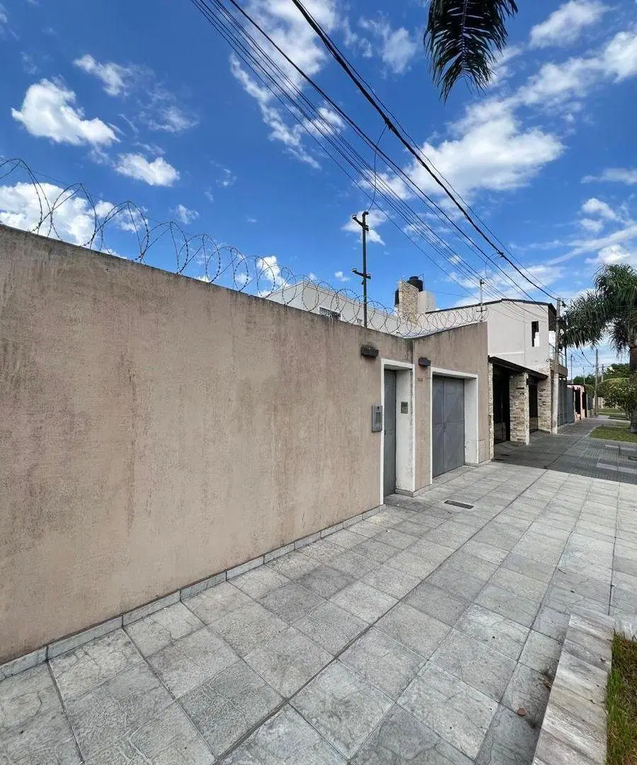 Casa con Amplio Terreno y Pileta en Barrio Mayoraz 4