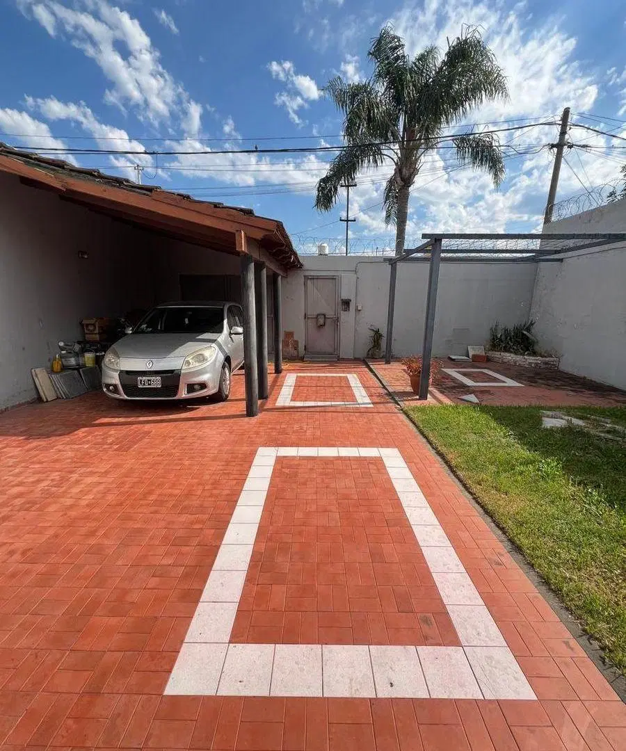 Casa con Amplio Terreno y Pileta en Barrio Mayoraz 3
