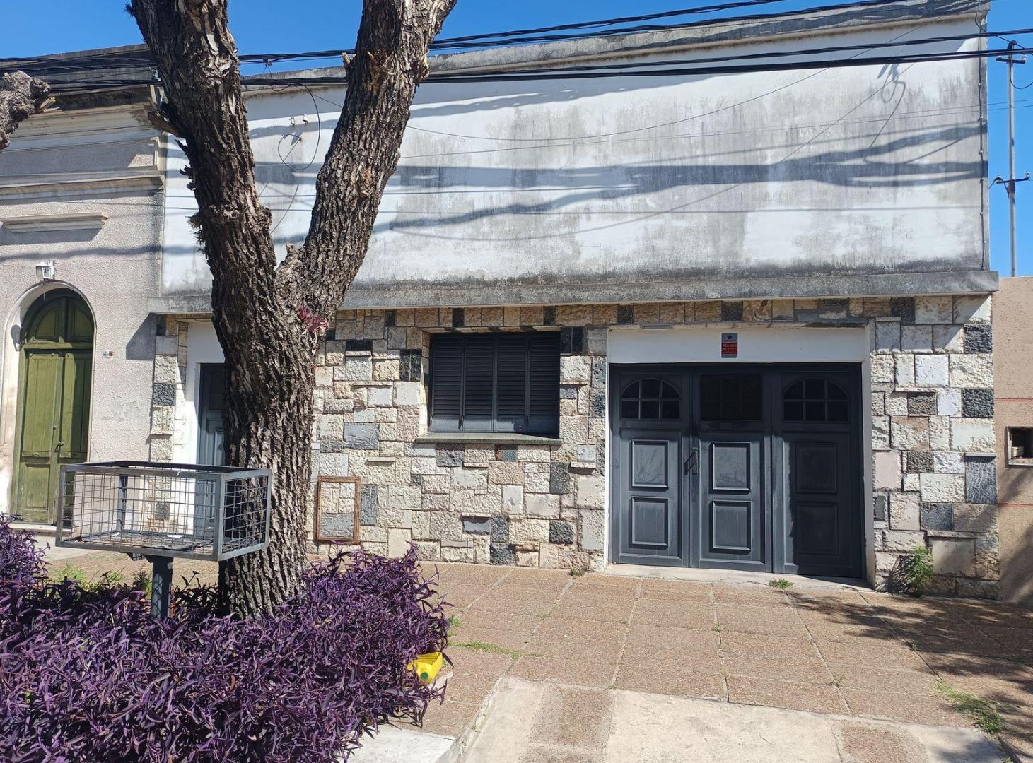 Casa muy amplia a 3 cuadras de Av. Freyre