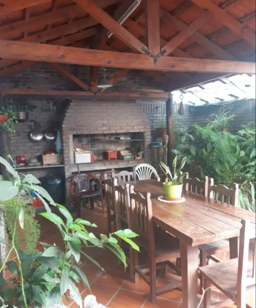 Casa zona Av. Galicia. 3 dormitorios, 2 baños, gran patio y cochera doble 5