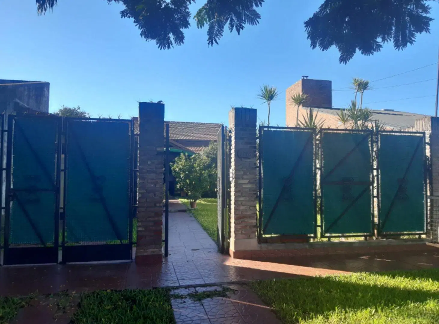 Casa zona Av. Galicia. 3 dormitorios, 2 baños, gran patio y cochera doble 2