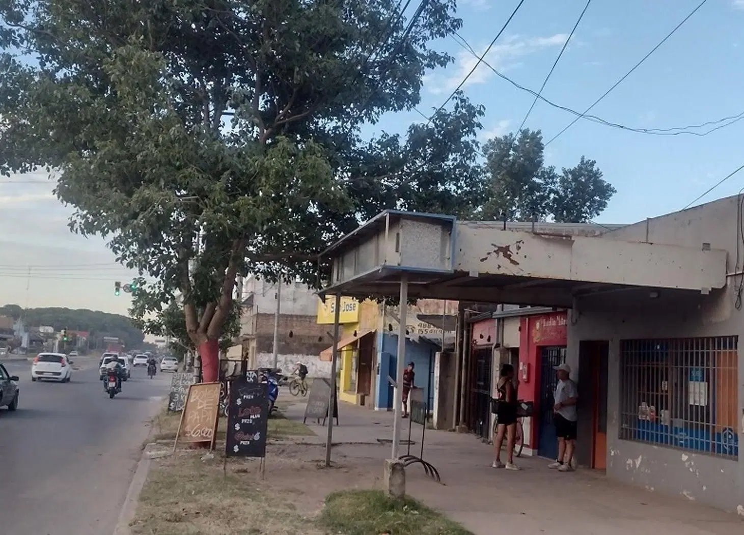 5 LOCALES COMERCIALES Y 2 DEPARTAMENTOS SOBRE AVENIDA BLAS PARERA 4