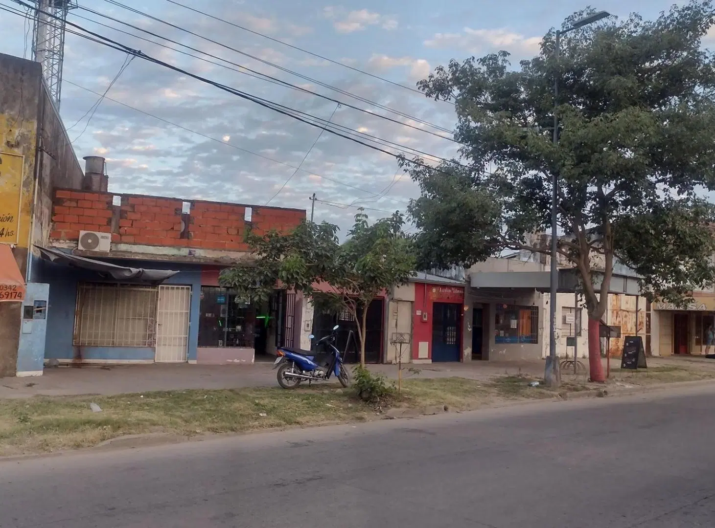 5 LOCALES COMERCIALES Y 2 DEPARTAMENTOS SOBRE AVENIDA BLAS PARERA 3