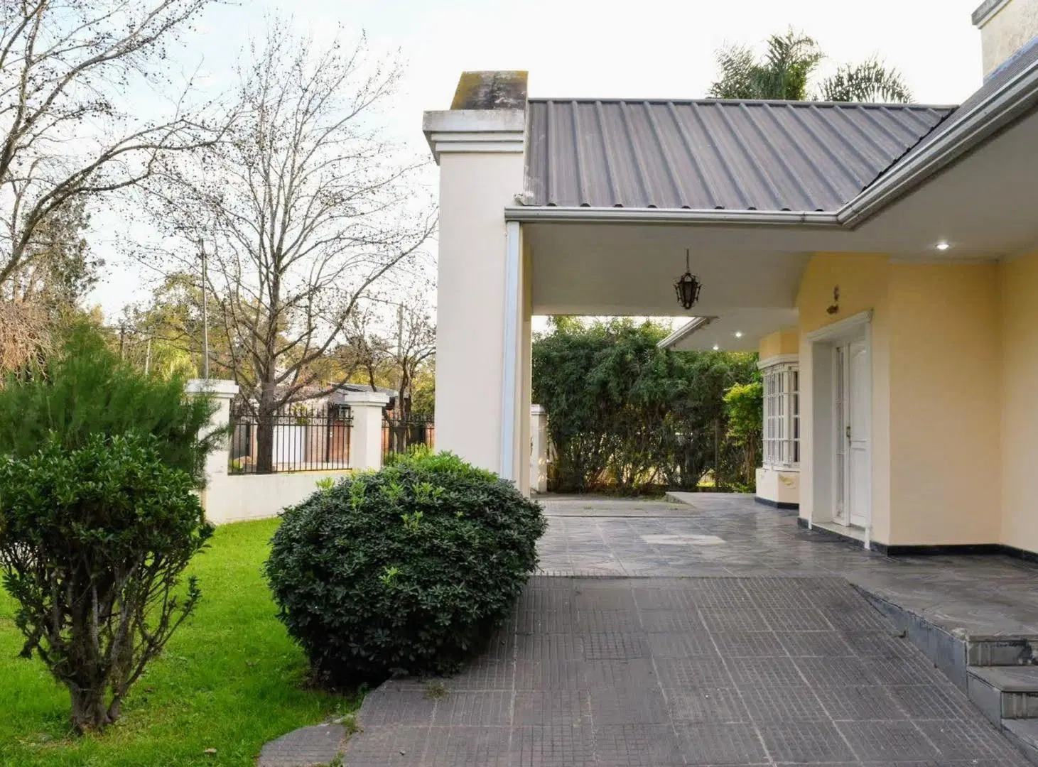 IMPORTANTE CASA DE 3 DORMITORIOS EN RECREO 4