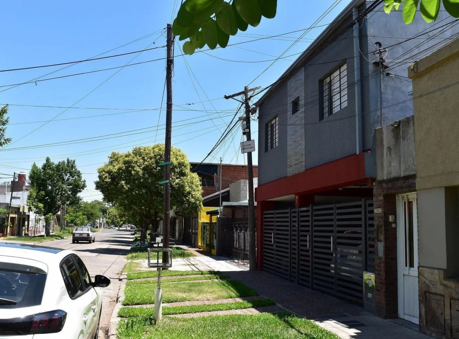 CASA DE 4 DORMITORIOS, 2 COCHERAS Y PATIO CON PISCINA 3