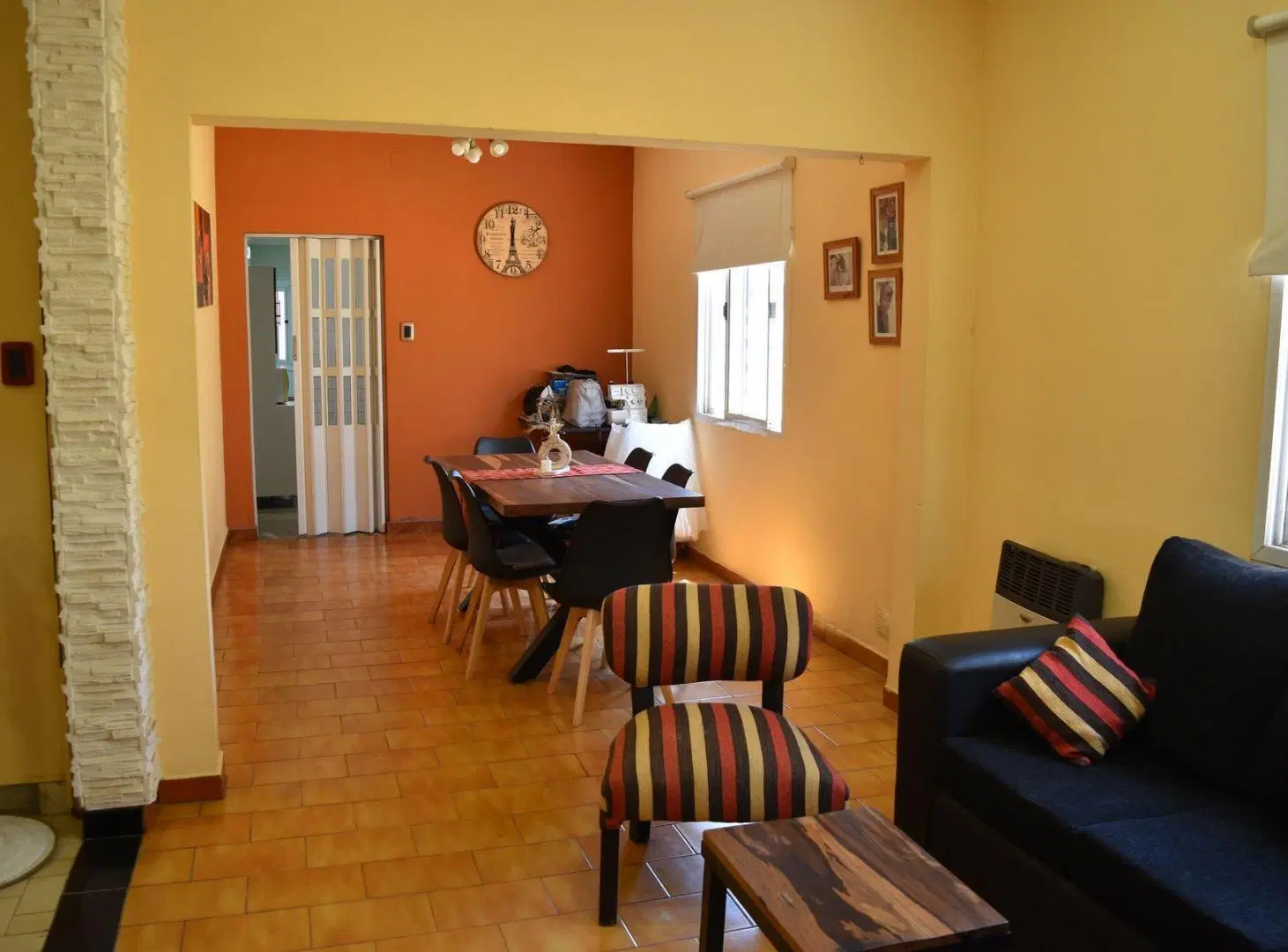 CASA DE 4 DORMITORIOS, 2 COCHERAS Y PATIO CON PISCINA 2