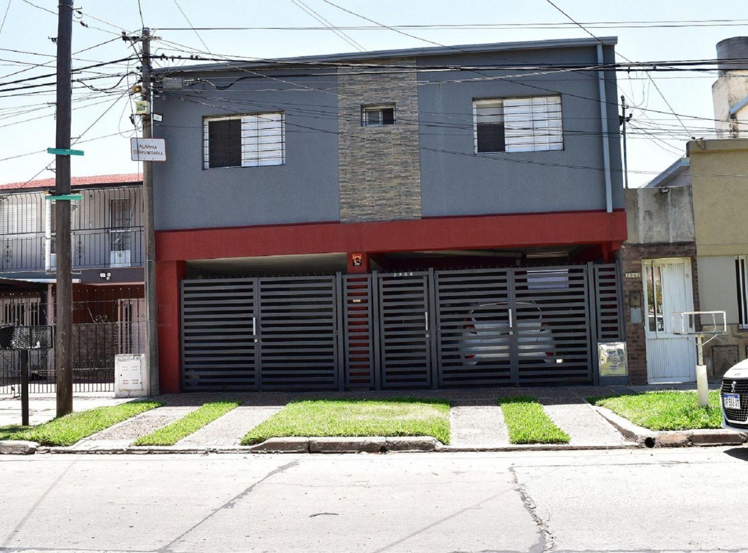 CASA DE 4 DORMITORIOS, 2 COCHERAS Y PATIO CON PISCINA