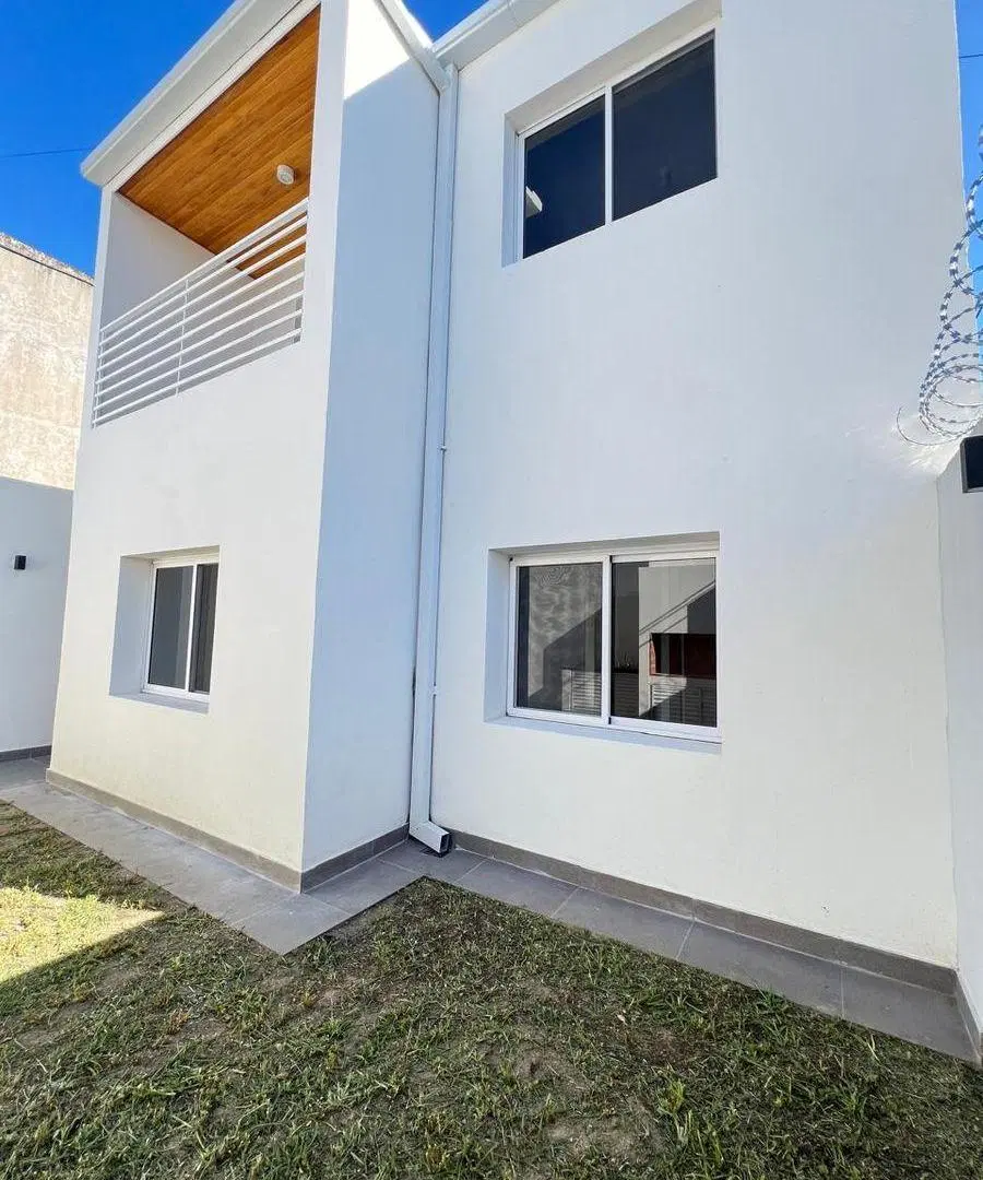 CASA EN PH A ESTRENAR EN SARGENTO CABRAL 5