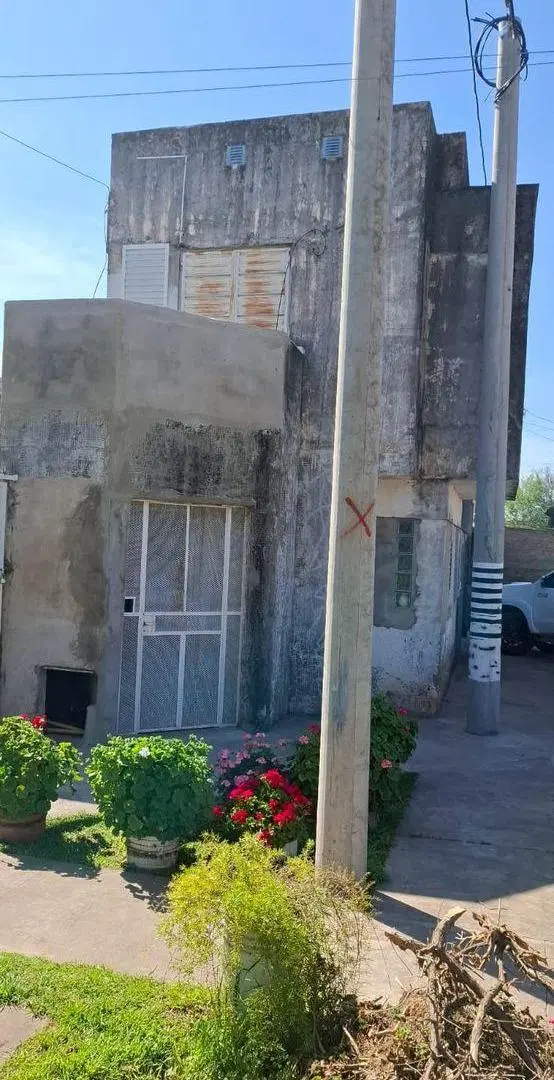 CASA SOBRE ESQUINA EN ZONA NORTE 4