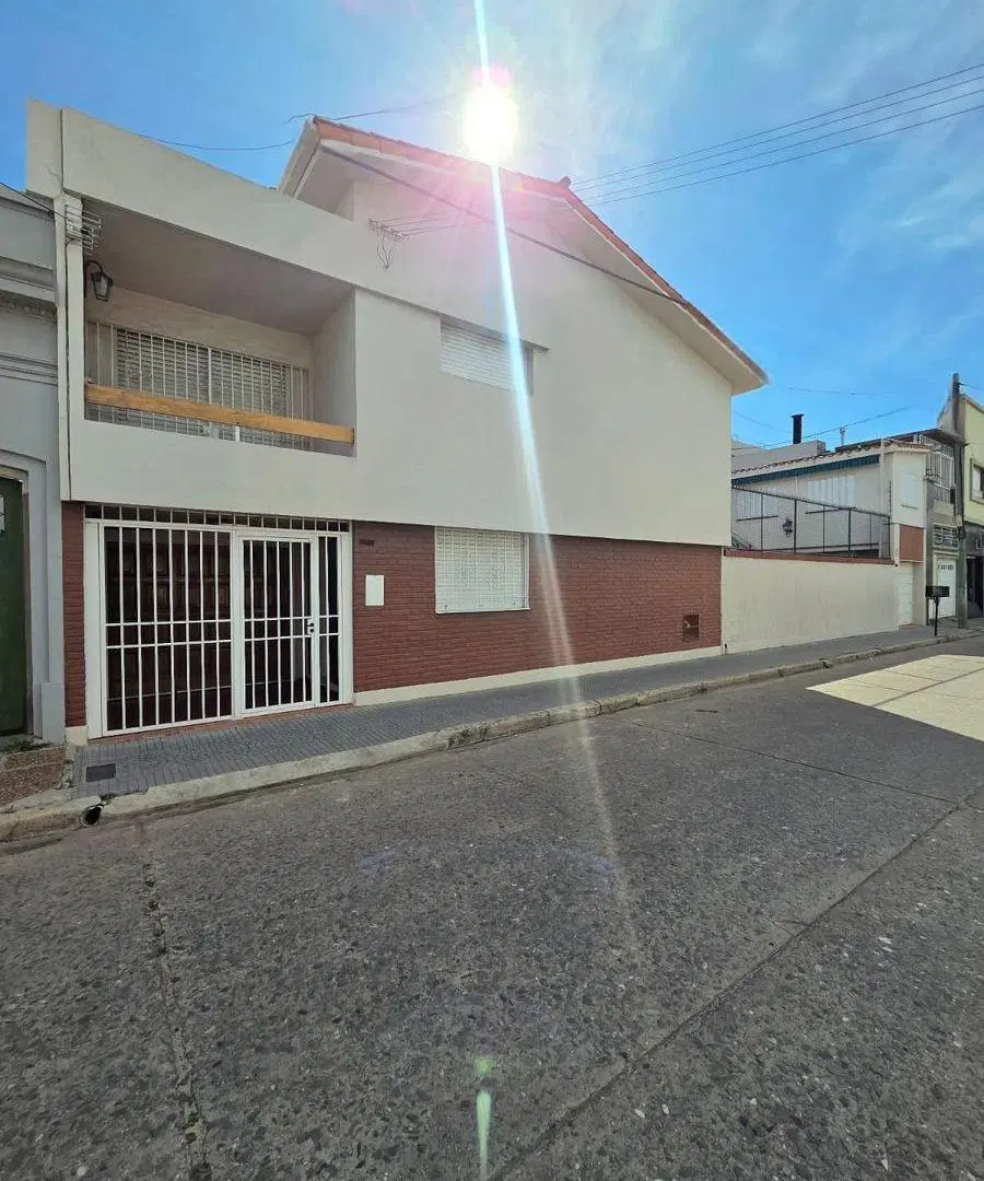 IMPECABLE PROPIEDAD A METROS DE BV. PELLEGRINI 2