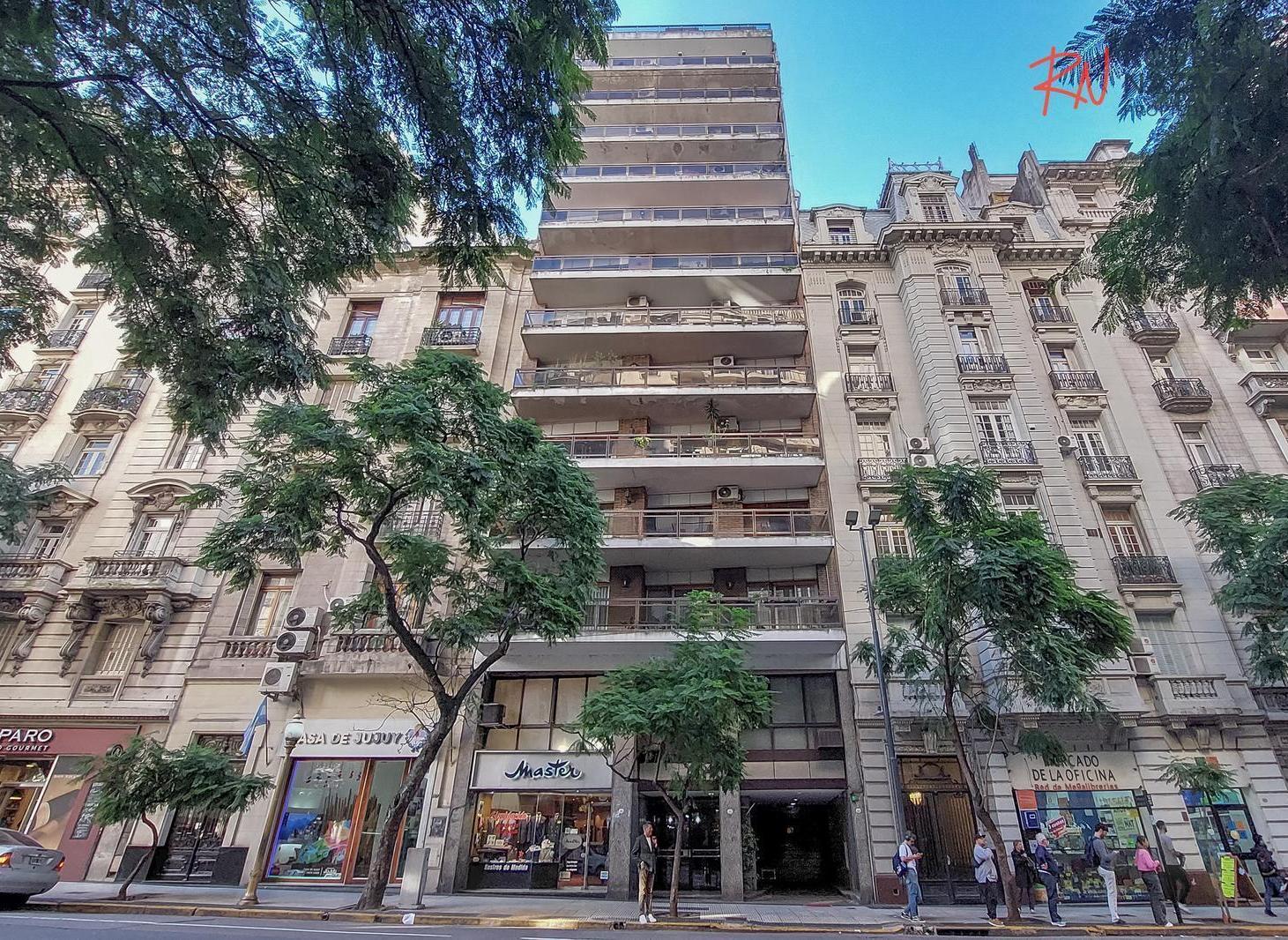 Venta de departamento de 5 ambientes en Retiro con cochera.