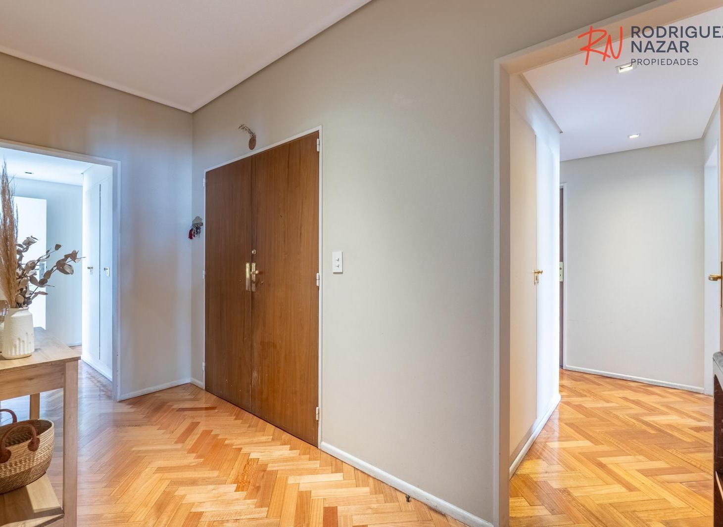 Venta de departamento de 5 ambientes en Retiro con cochera.