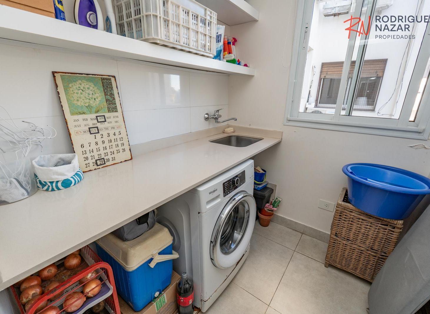 Venta de departamento de 5 ambientes en Retiro con cochera.