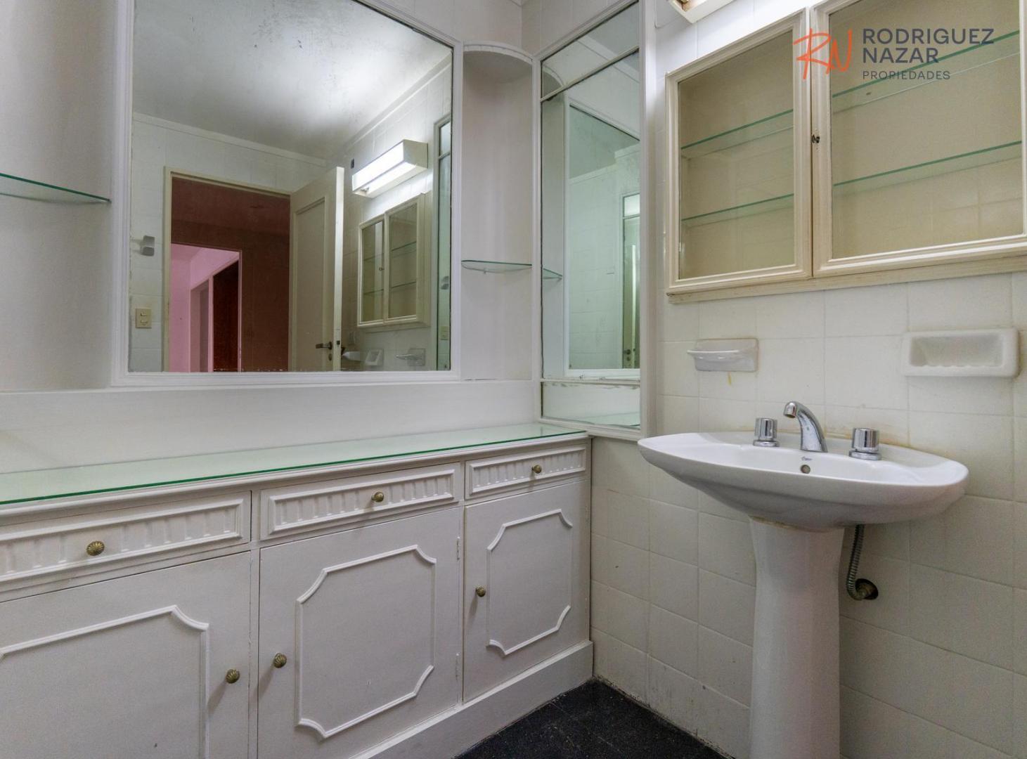 Venta de 3 ambientes con cochera en Recoleta.