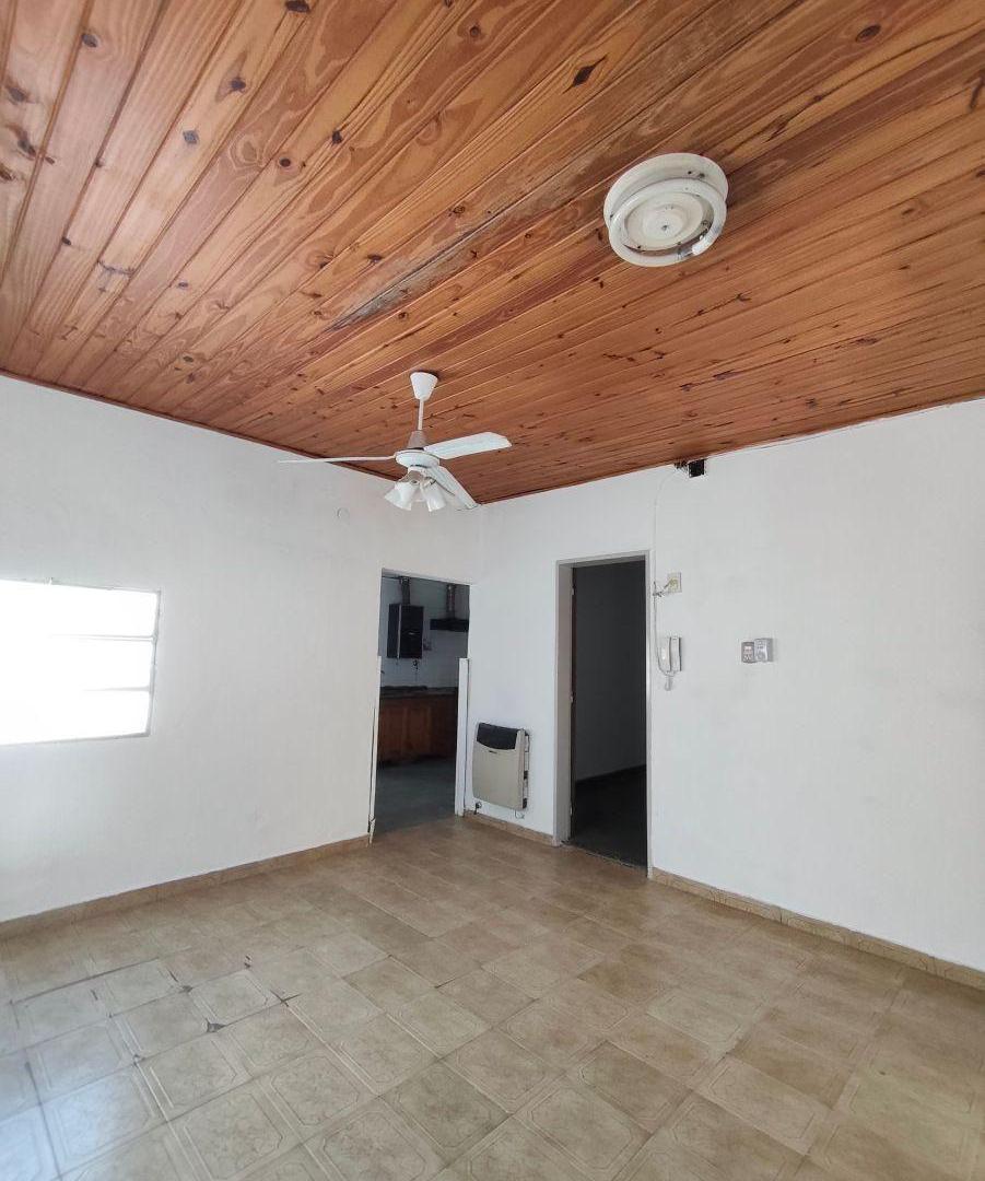 Foto de Casa AMPLISIMA antigua lote 8,66 x22m- 2 dorm. A MEDIA CUADRA DE, imagen 1
