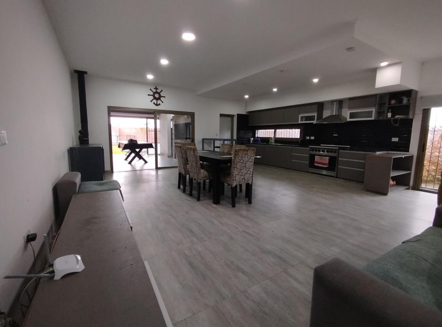 Moderna casa quinta de categoría en Sauce Viejo