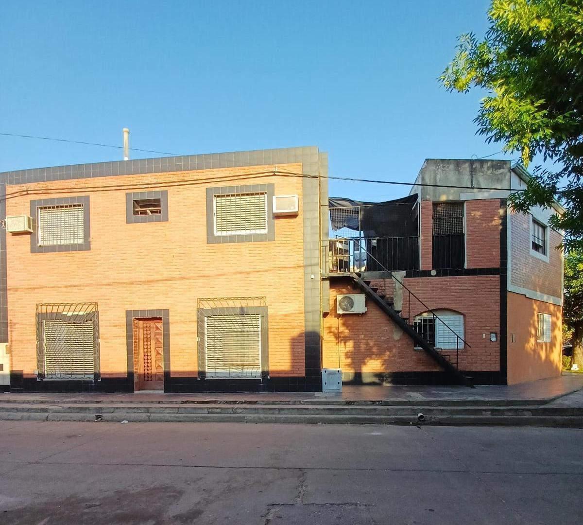 Excelente oportunidad: Casa mas dos deptos en venta, ideal para familias numerosas o para renta.