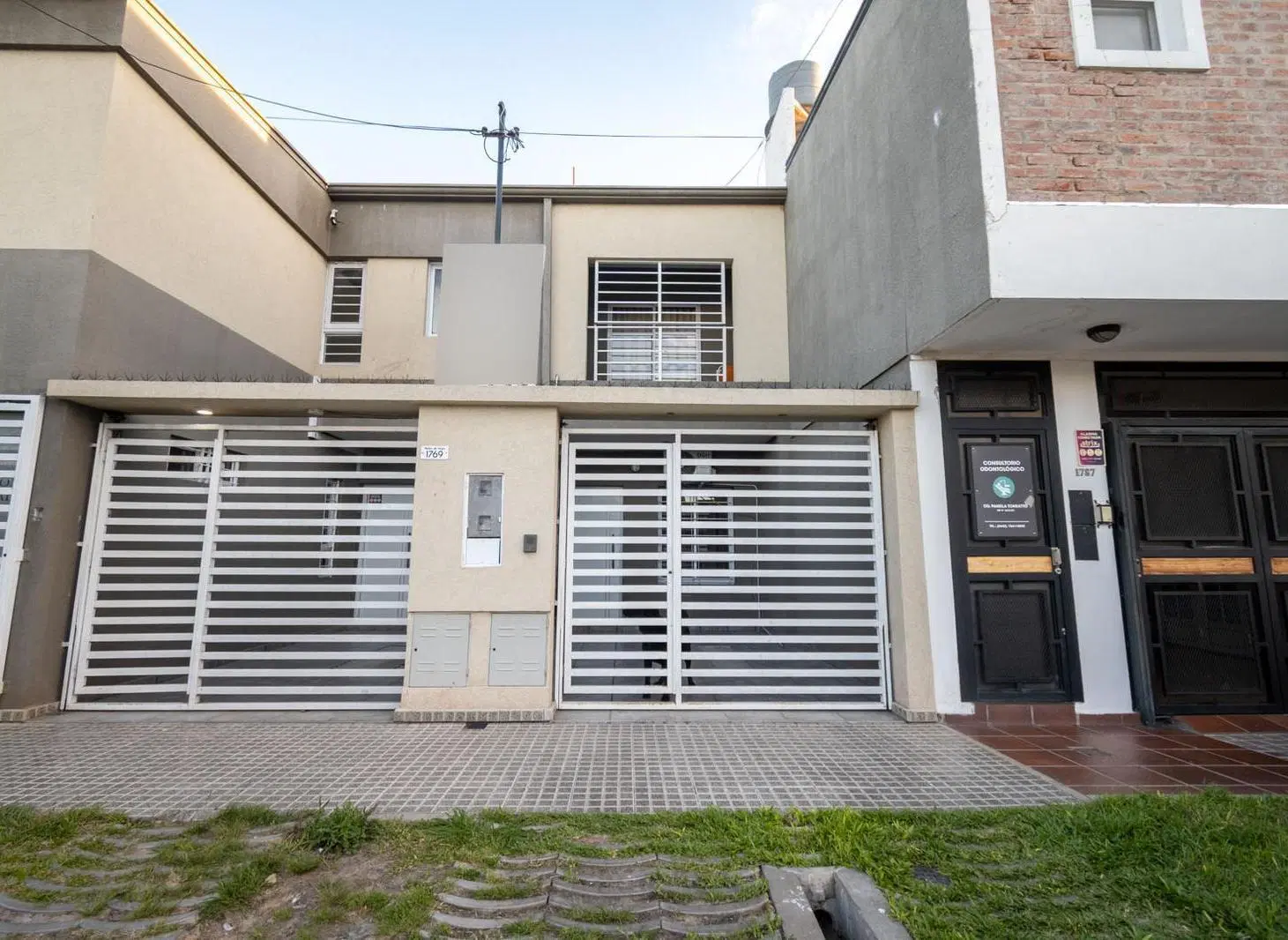 En venta impecable duplex con cochera en barrio Maria Selva 2