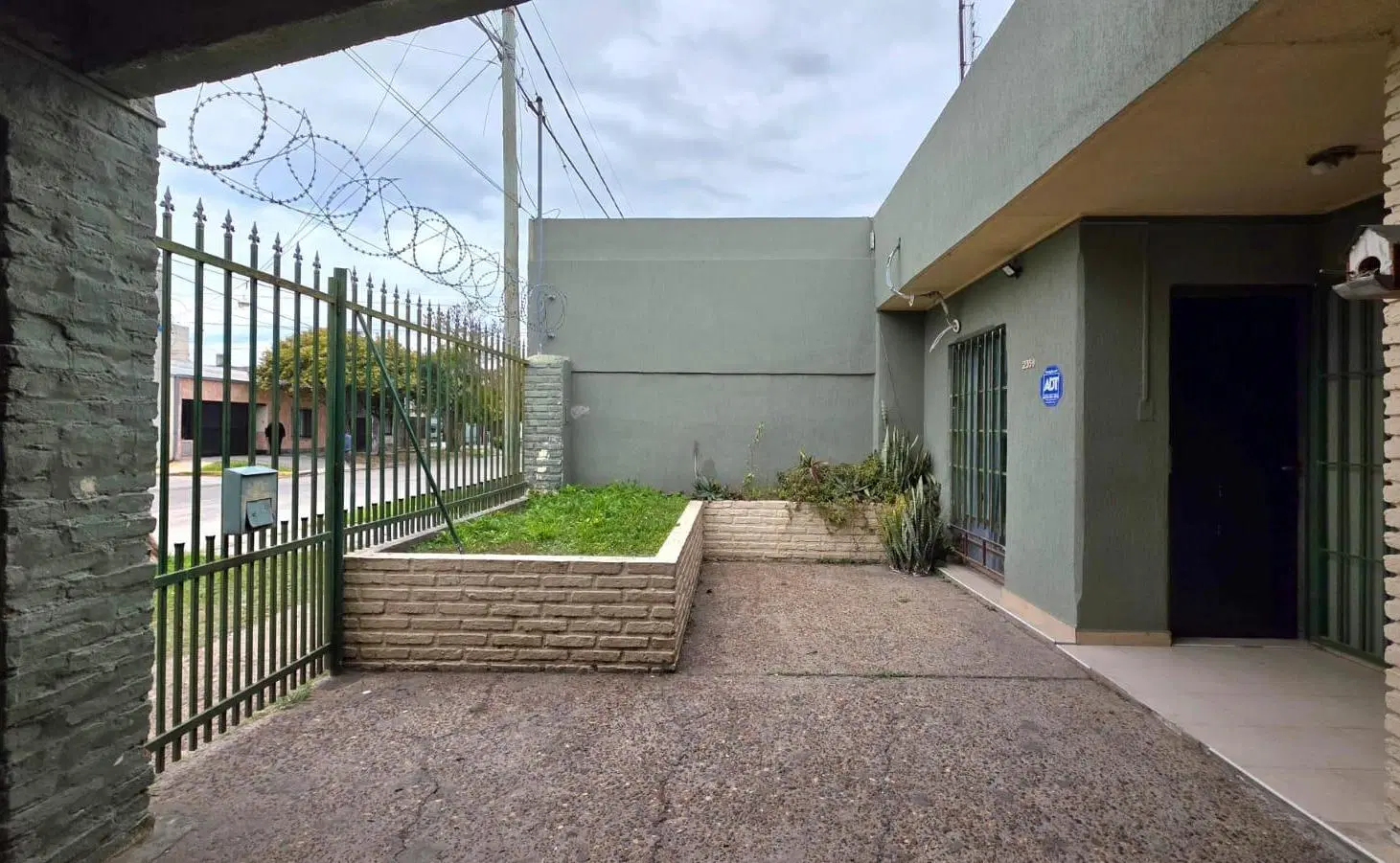 Casa 3 dormitorios a mts de Aristobulo del Valle 5