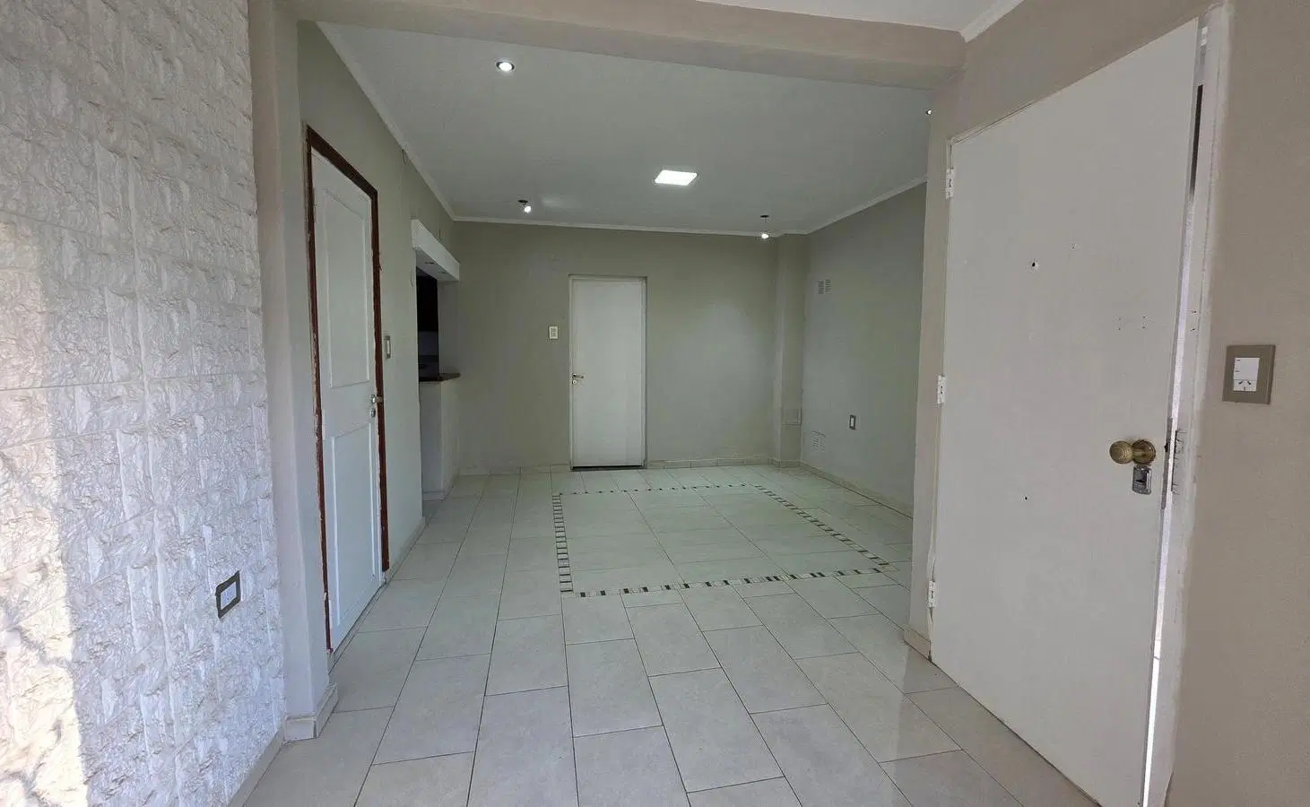 Impecable Casa 2 Dorm c/Cochera y Patio en venta en barrio Sargento Cabral!! 1