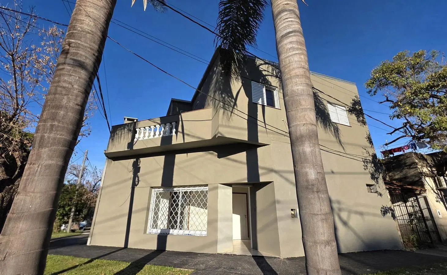Impecable Casa 2 Dorm c/Cochera y Patio en venta en barrio Sargento Cabral!! 2