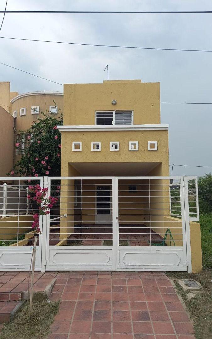 ALQUILER DÚPLEX 3 DORMITORIOS CON PATIO Y COCHERA - NUEVO URCA; ZONA VALLE ESCONDIDO