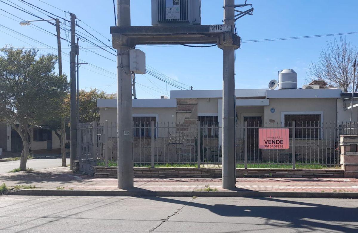 VENTA CASA 3 DORMITORIOS CON PATIO Y COCHERA + CONSULTORIO - BARRIO LOS PLÁTANOS