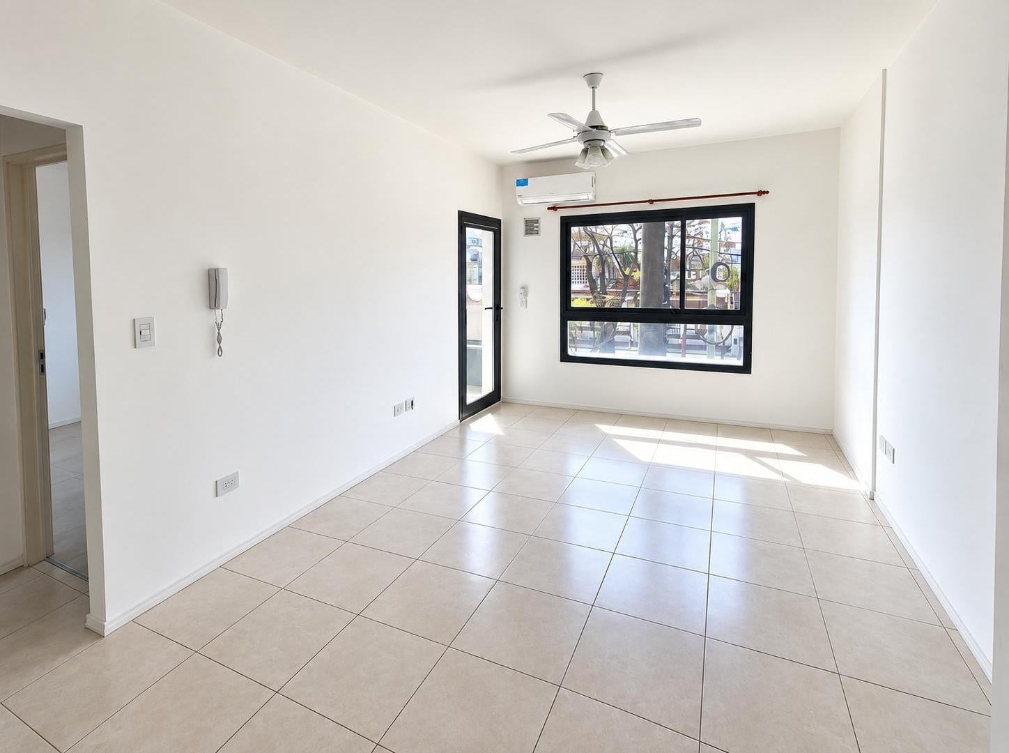 Foto de Bello y luminoso 2 ambientes con balcón a precio ideal, imagen 1