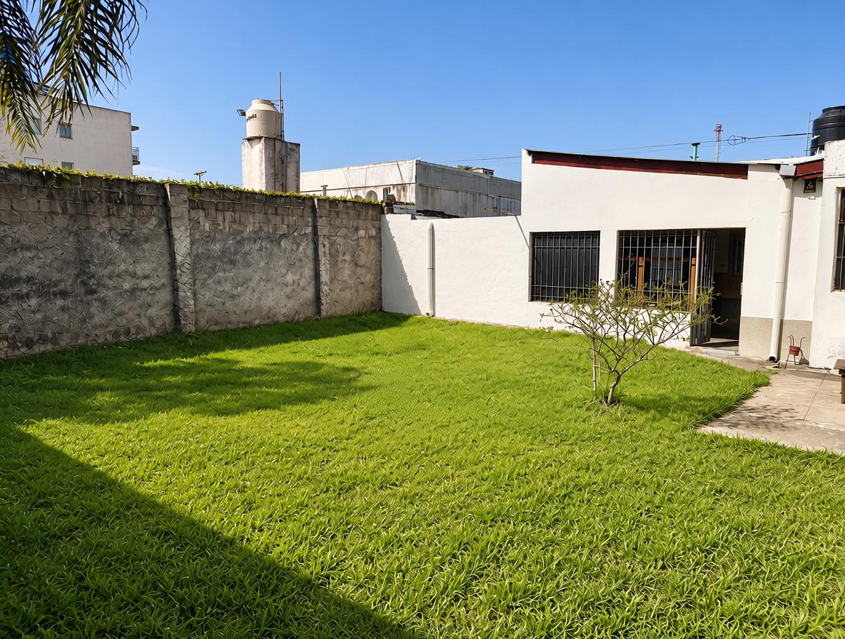 Foto de Amplia casa con garaje y patio en venta, imagen 3