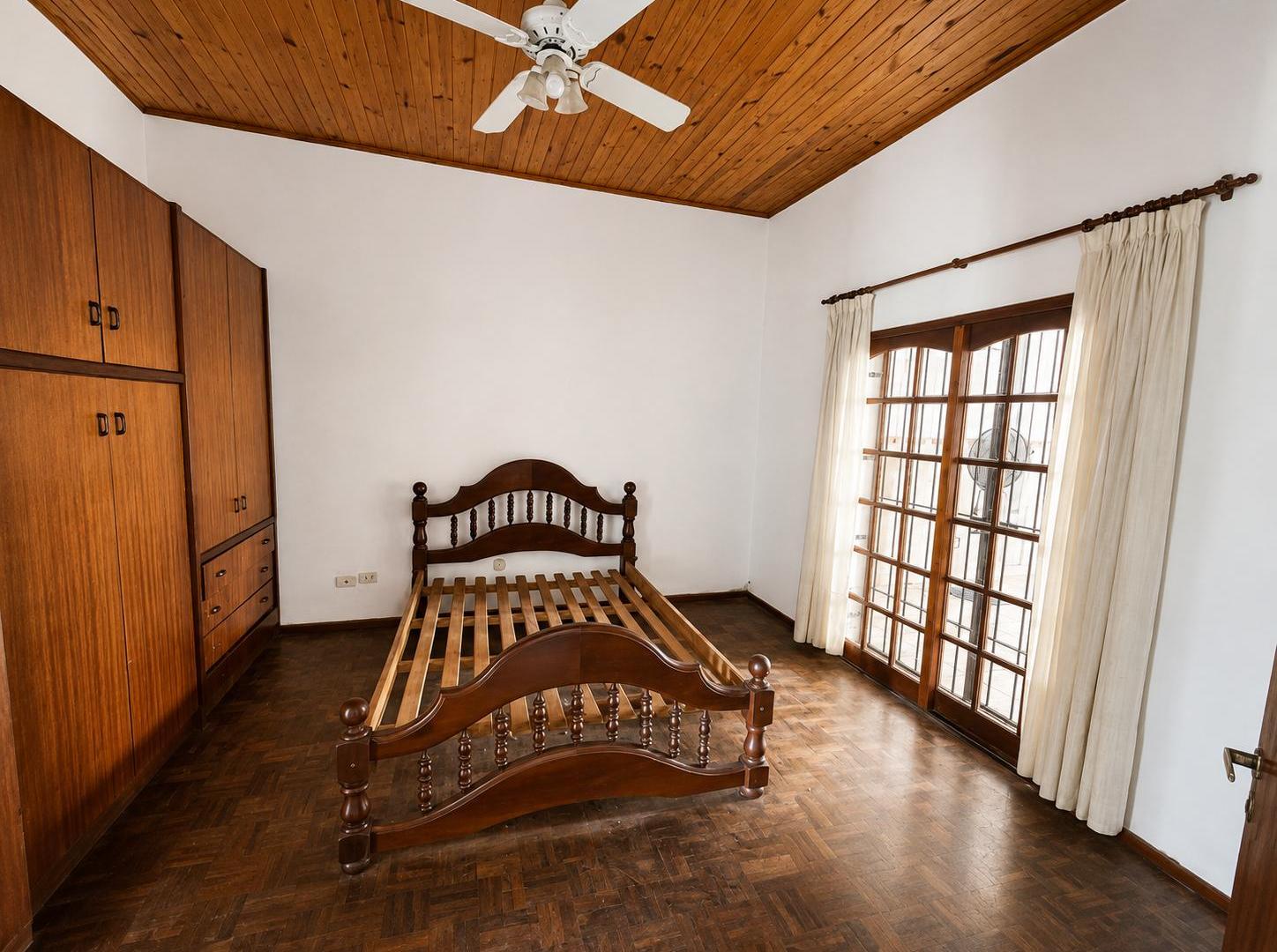 Foto de Amplia casa con garaje y patio en venta, imagen 4