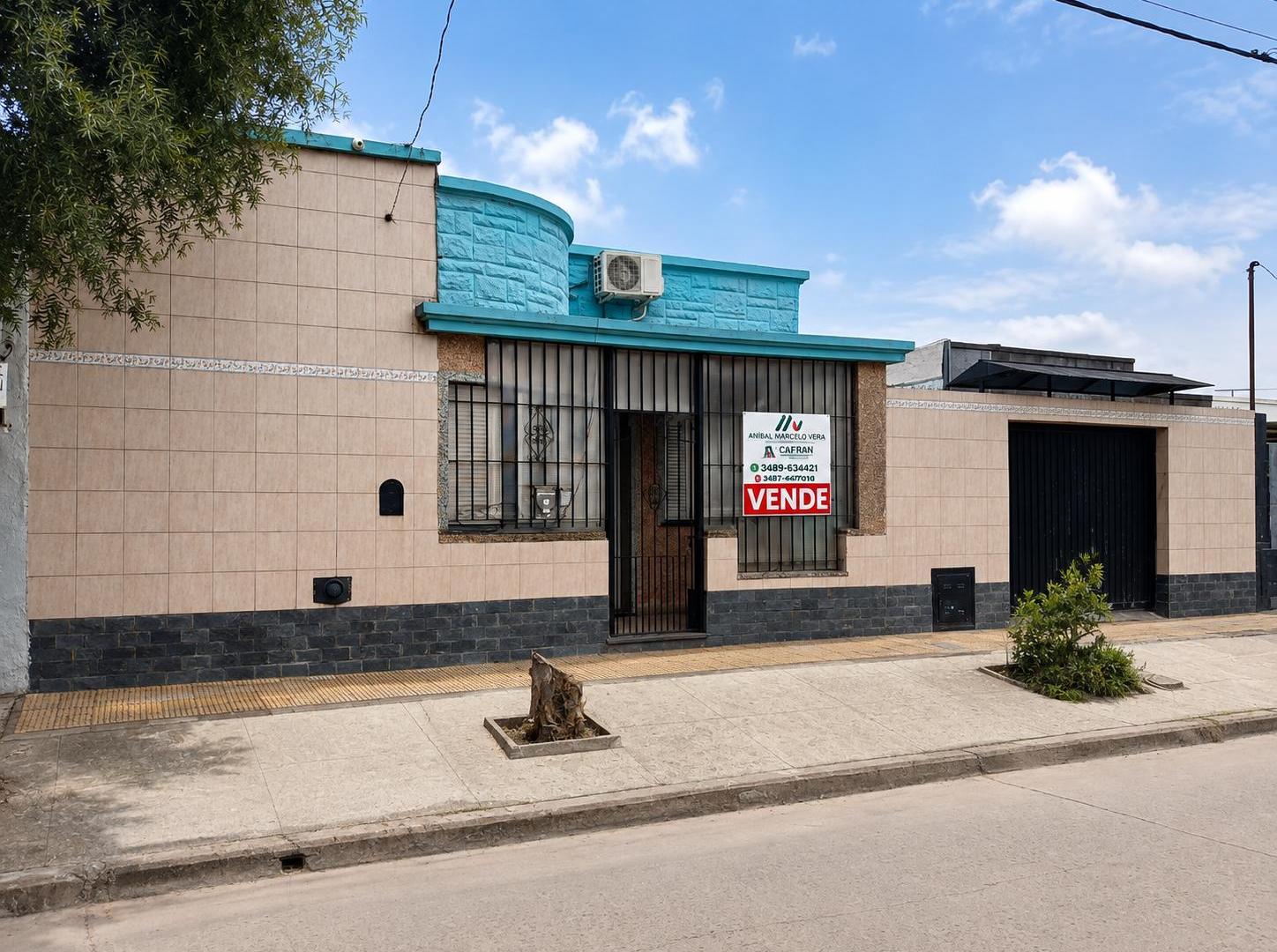 Foto de Amplia casa con garaje y patio en venta, imagen 1