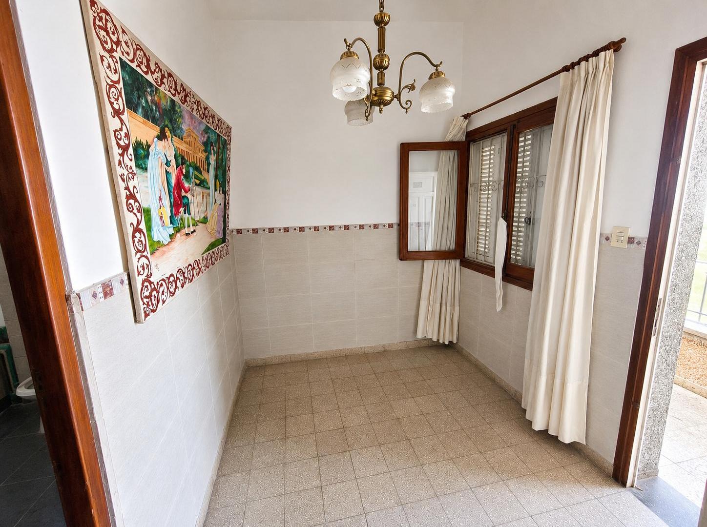 Foto de Amplia casa con garaje y patio en venta, imagen 2