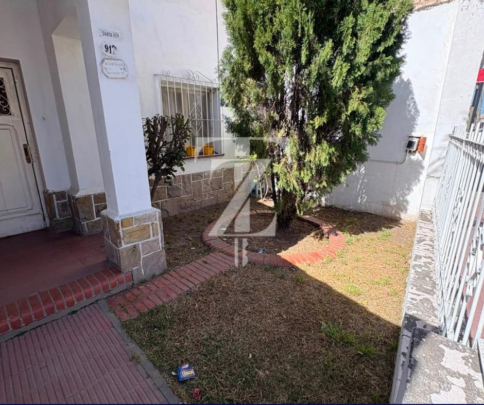 Foto de Casa con division PH. en calle Santa Fe al 900., imagen 1