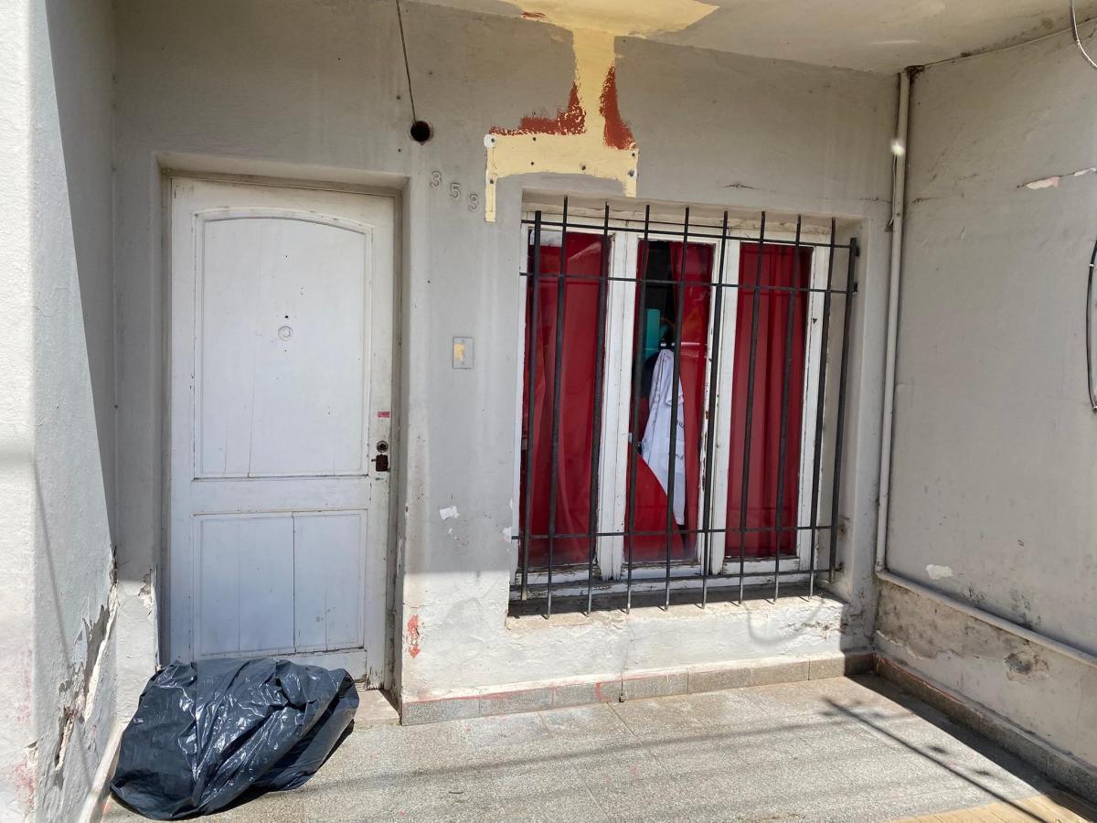 Foto de Casa a reciclar - excelente ubicacion - Villa Ramallo, imagen 2