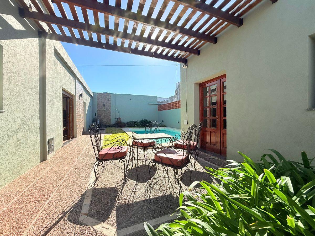 Foto de Casa 3 hab. + pileta + quincho - Villa Ramallo, imagen 2