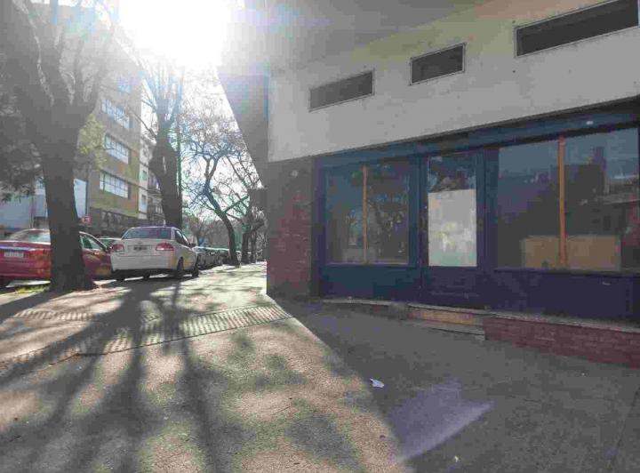 Local en esquina a una cuadra de av. saenz s/exp. 1