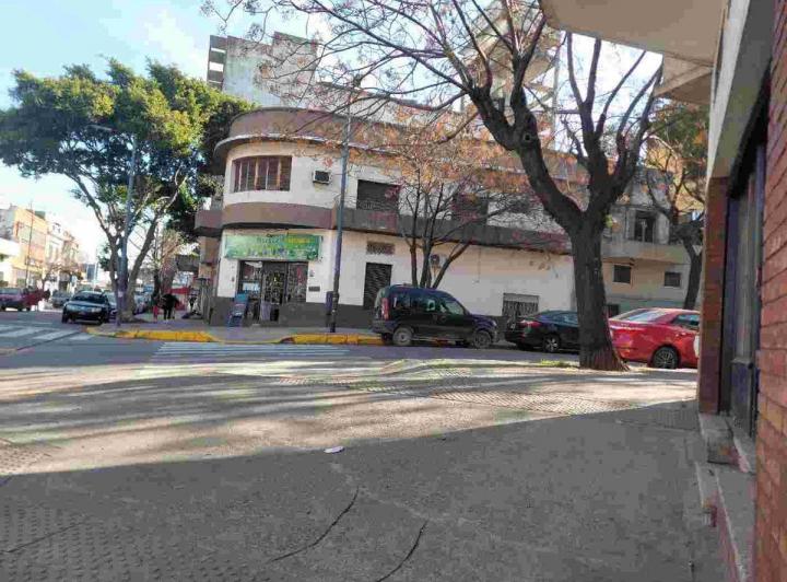 Local en esquina a una cuadra de av. saenz s/exp. 4