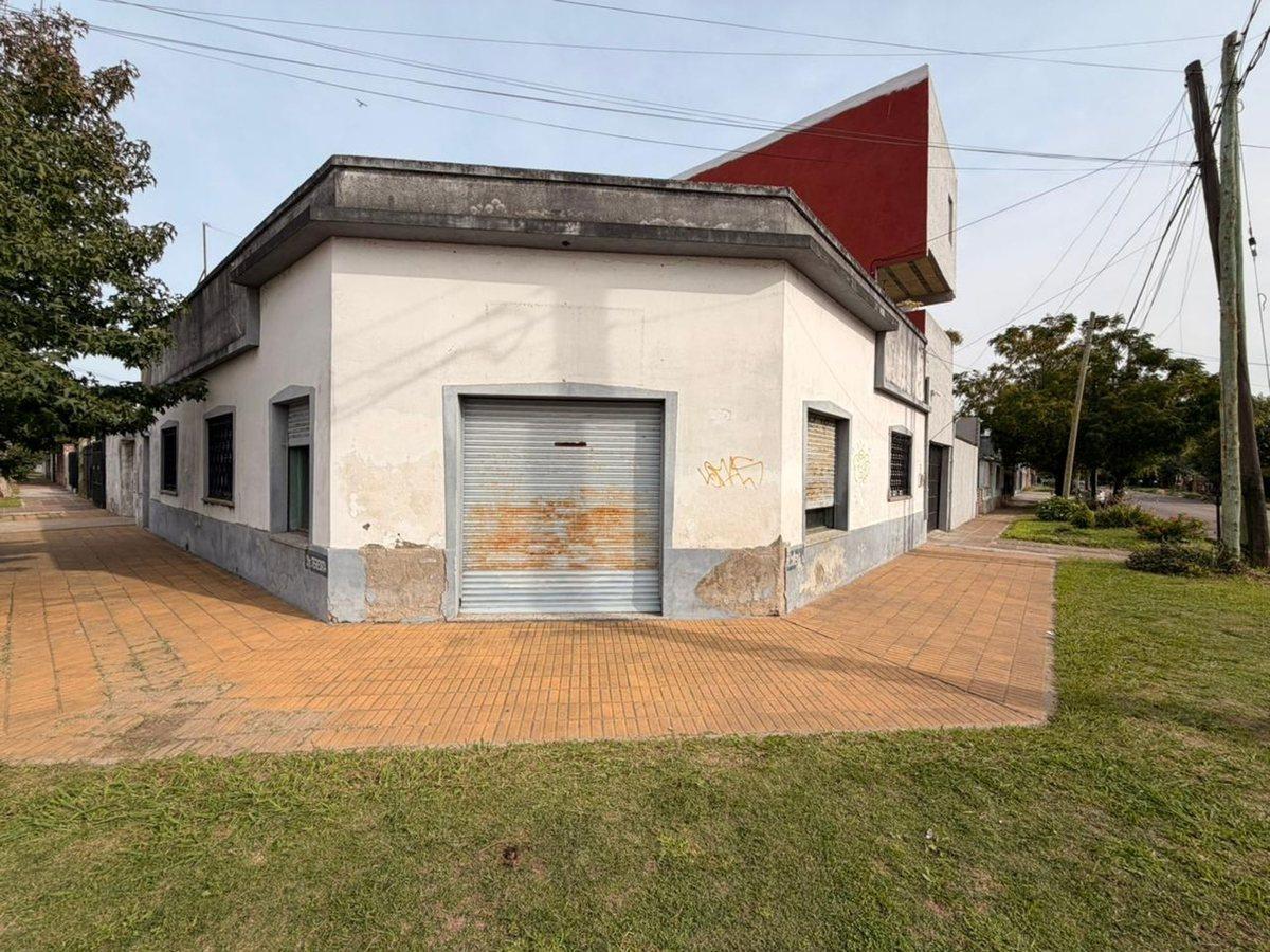 CASA EN VENTA 5 AMBIENTES CON LOCAL APTO CREDITO