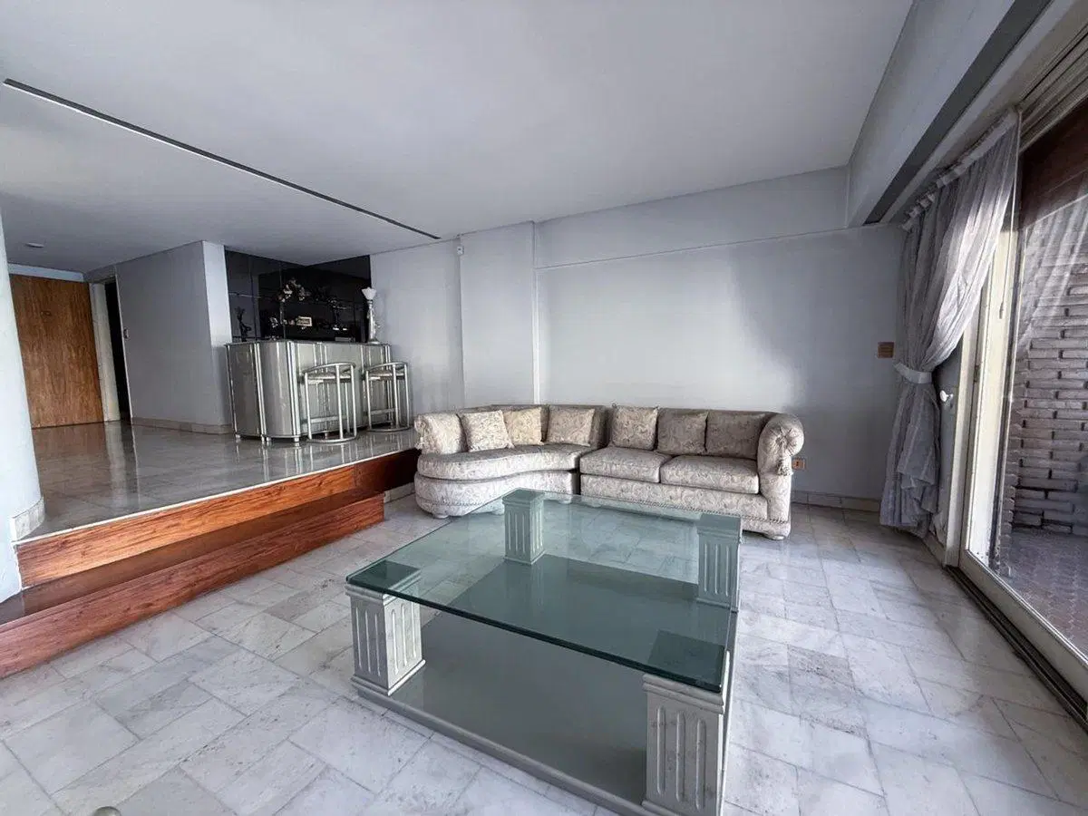 VENTA PISO DE CATEGORIA - 6 AMBIENTES EN FLORES 3
