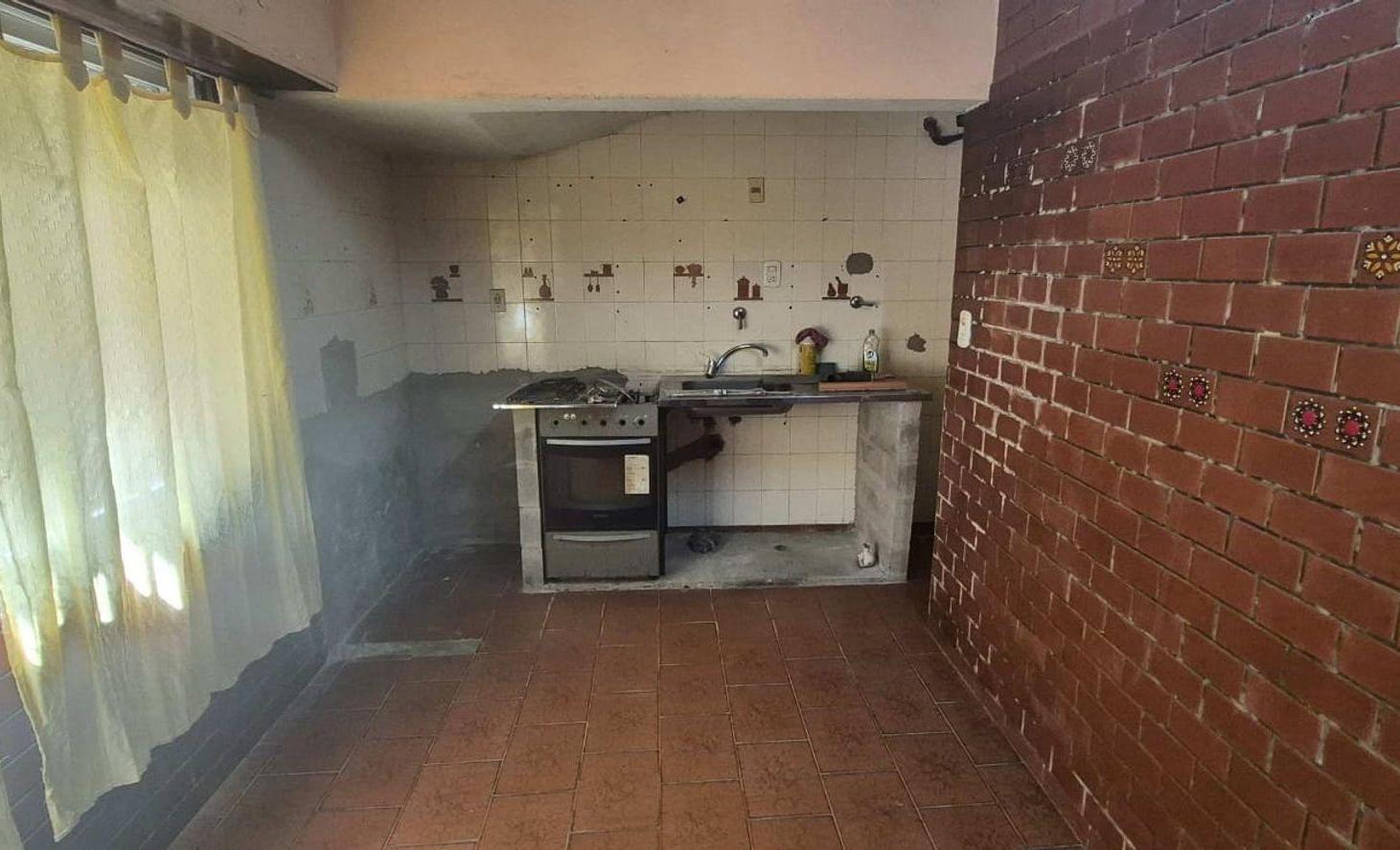 Foto de VENTA CASA 4 AMB. A REFACCIONAR LOTE 427M2, imagen 3