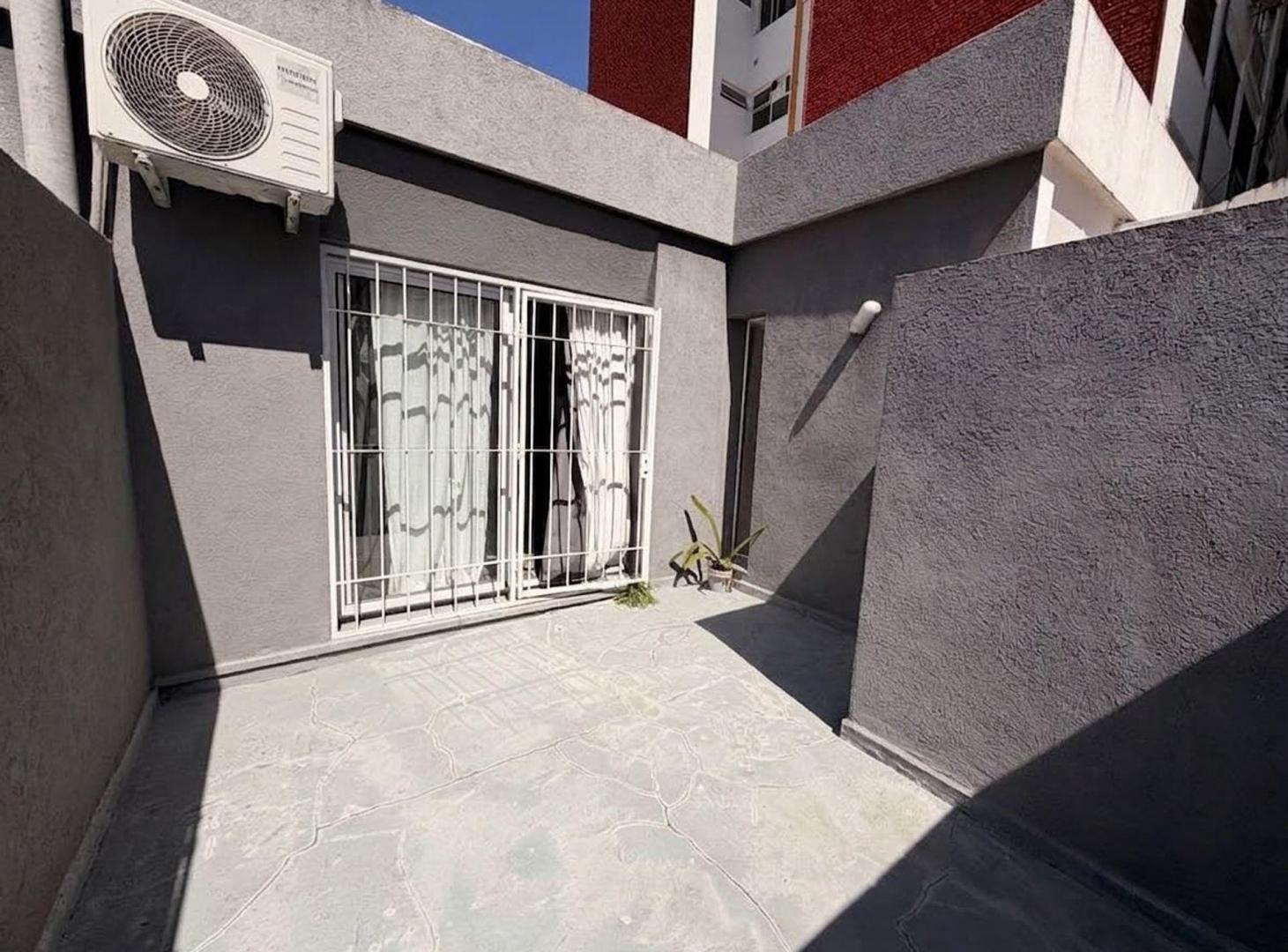 Foto de VENTA PH 4 AMBIENTES REFACCIONADO CON TRES PATIOS, imagen 4