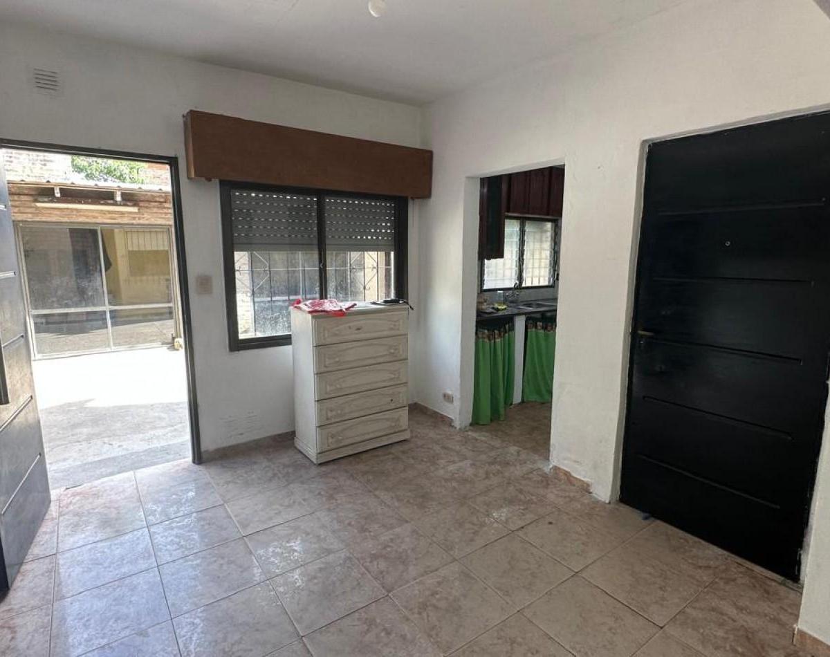 Casa de 3 Ambientes con Departamento Independiente y Cochera en Florencio Varela 5