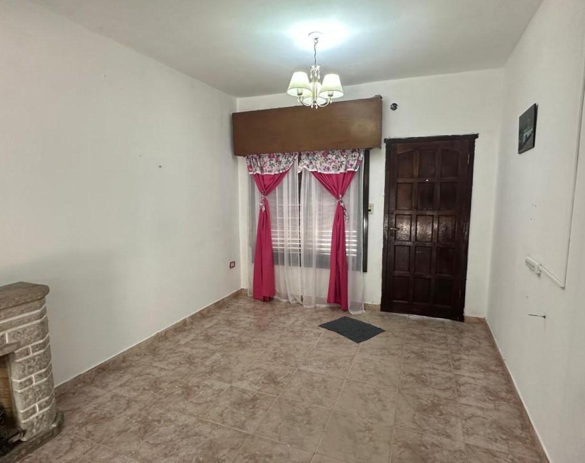 Casa de 3 Ambientes con Departamento Independiente y Cochera en Florencio Varela 3