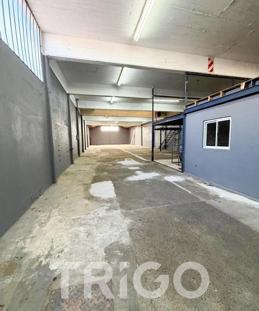 Depósito con oficinas en alquiler 800 m2 en PESOS en Caseros Autopista Acceso Oeste Avenida Alvear 2