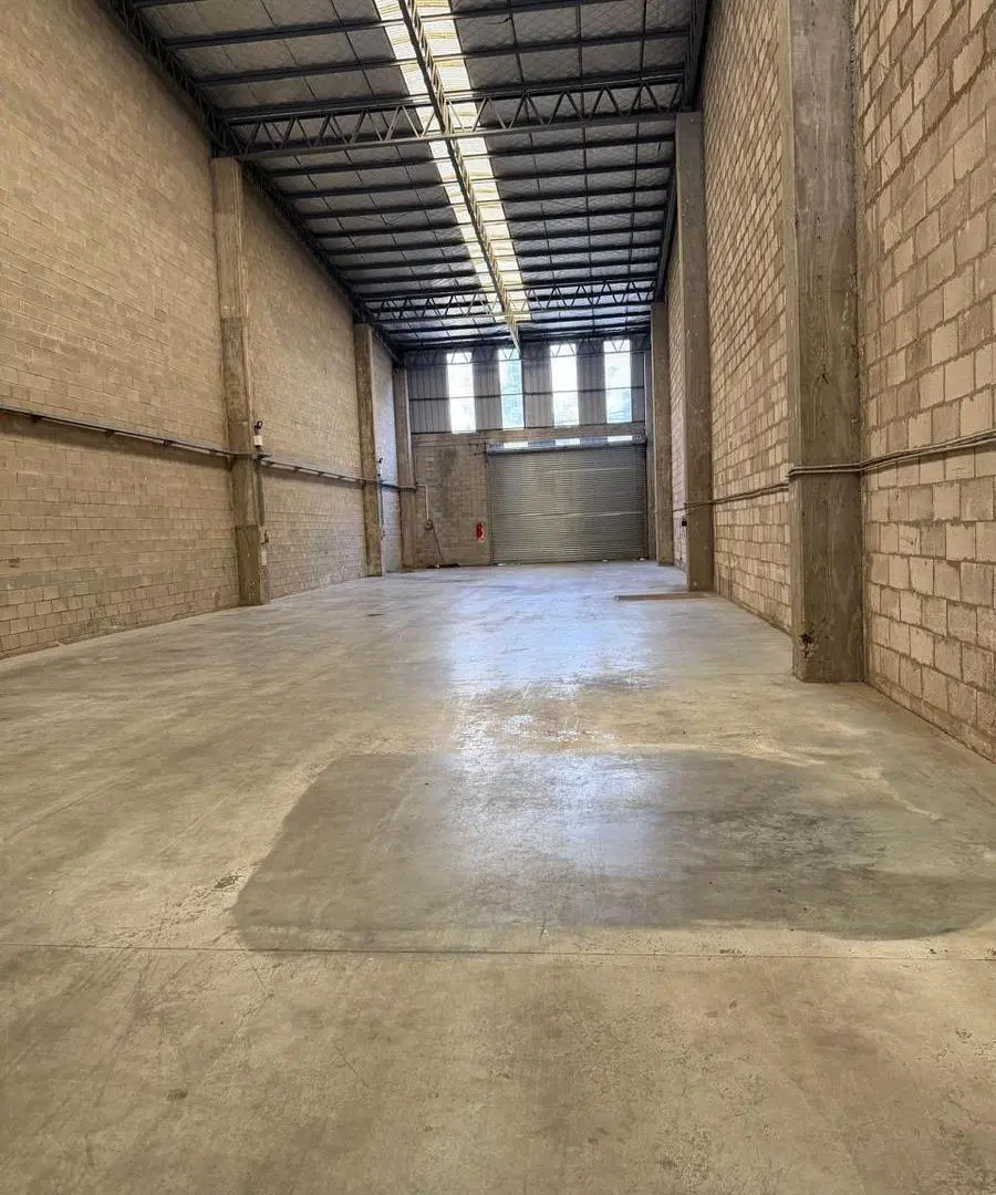 Excelente y único depósito de 600m2 cubiertos totales en Parque Industrial Morón 5