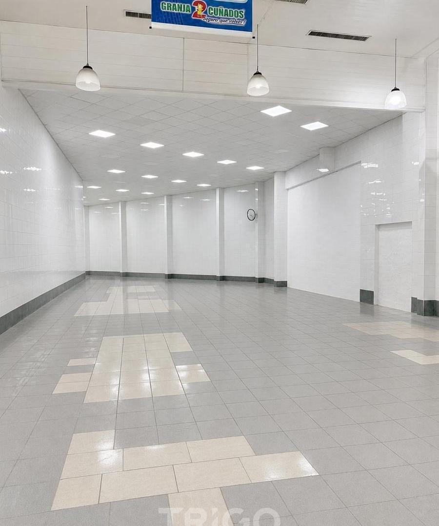 Foto de Local en alquiler de 700m2 salida a dos calles Acceso Oeste Ituzaingo, imagen 2