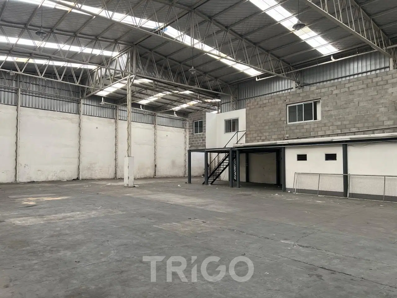 Depósito 900m2 en alquiler a 4 cuadras de Av. Gral. Paz en Lomas del Mirador 4