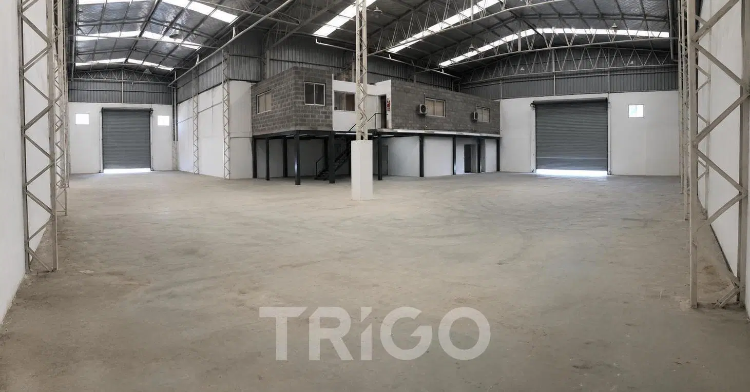 Depósito 900m2 en alquiler a 4 cuadras de Av. Gral. Paz en Lomas del Mirador 2