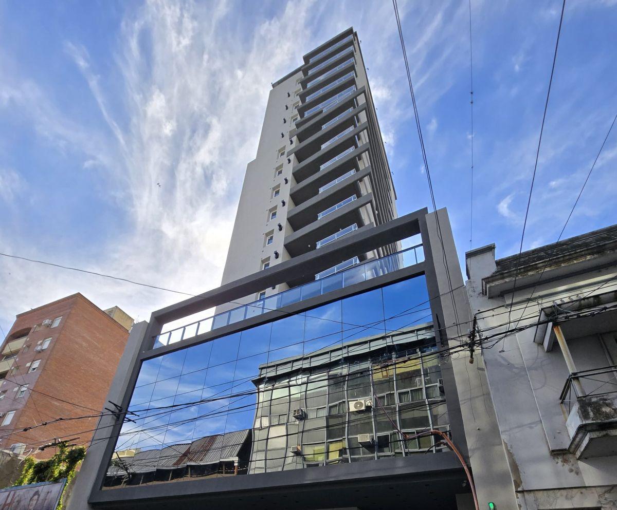 OPORTUNIDAD, AMPLIO DEPARTAMENTO EN VENTA LA RIOJA 2440